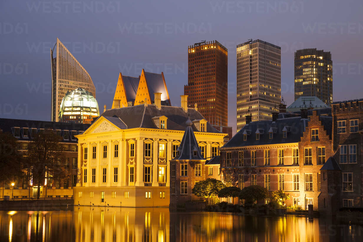 WIF001190 Netherlands, The Hague, Binnenhof, high rise buildings and Museum Mauritshuis at night